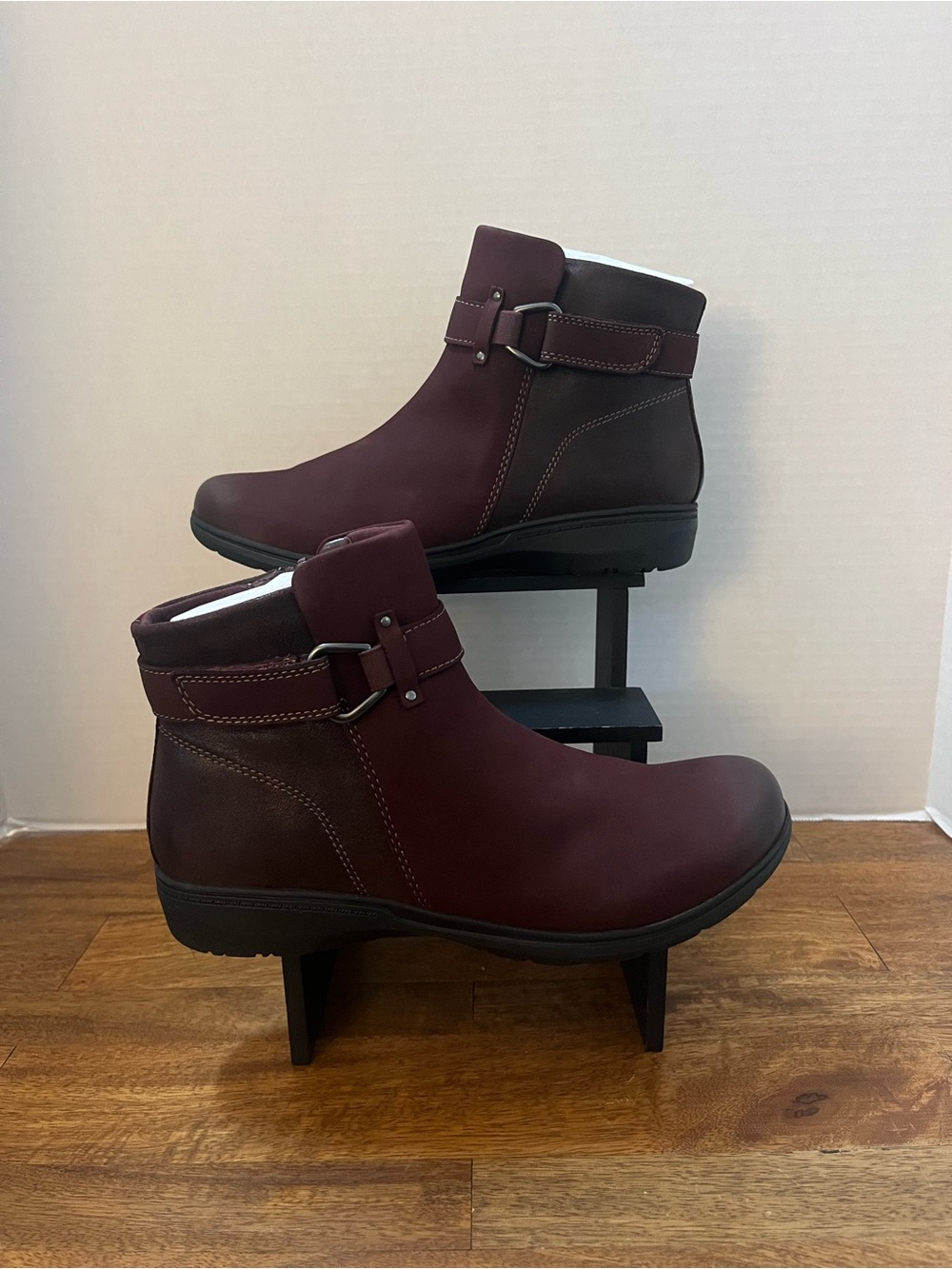 (NEW) Clarks Carleigh Drift Women's Boot/Women’s Size 9/Color-Merlot Combo